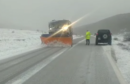 Vijon pastrimi i rrugëve nga reshjet e borës në Korçë