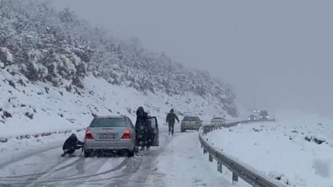 Reshje të dendura bore, disa automjete të bllokuara në aksin Kukës-Krumë