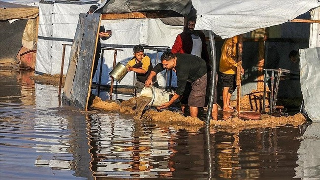 Gaza, mijëra tenda përmbyten nga reshjet e shiut