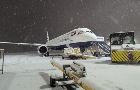 Reshjet e dendura të borës mbyllin aeroporte në Britaninë e Madhe