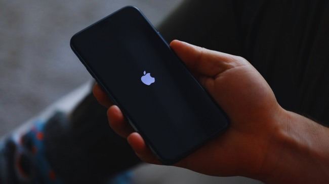 Apple po përgatit një surprizë për të gjithë ata që po mendojnë për një iPhone më të lirë