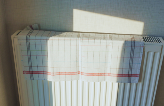 Ky mund të jetë një zakon shumë i rrezikshëm dhe i shtrenjtë: Kini kujdes nëse lini peshqirë në radiator