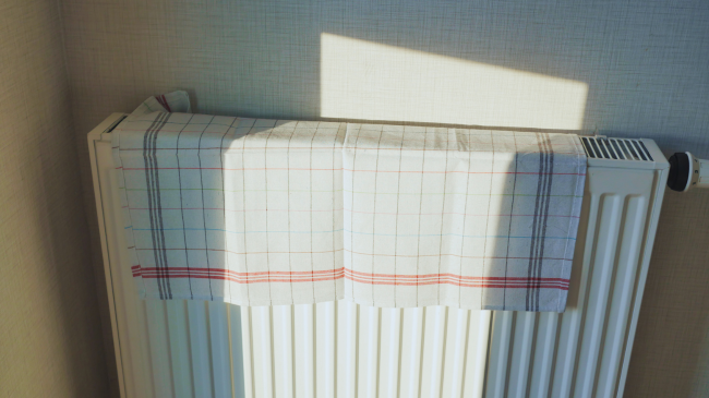 Ky mund të jetë një zakon shumë i rrezikshëm dhe i shtrenjtë: Kini kujdes nëse lini peshqirë në radiator