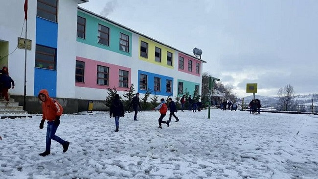 Kushtet e rënduara të motit, Ministria e Arsimit: Pezullohet përkohësisht mësimi në 77 shkolla të Shqipërisë