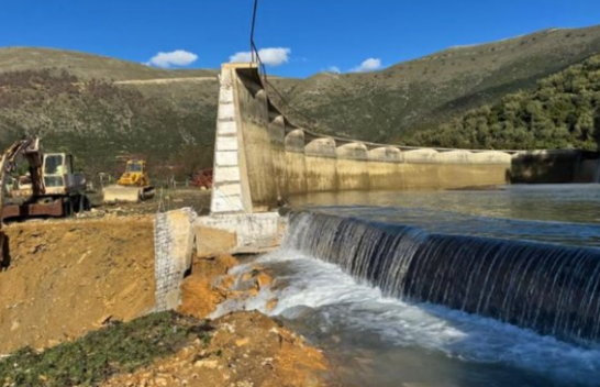 Çahet diga e hidrocentralit në Himarë, uji vërshon rrugët dhe bizneset