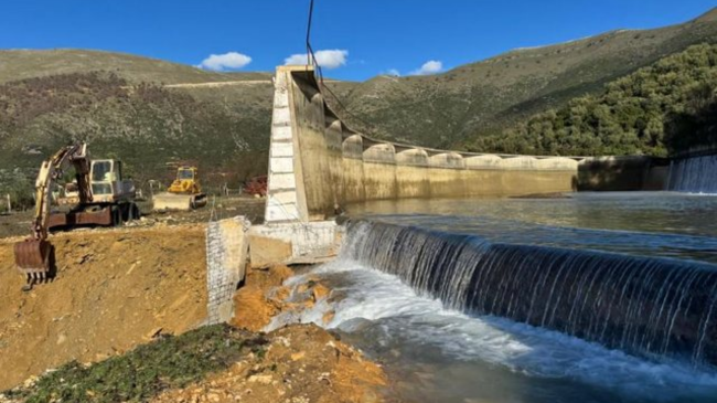 Çahet diga e hidrocentralit në Himarë, uji vërshon rrugët dhe bizneset