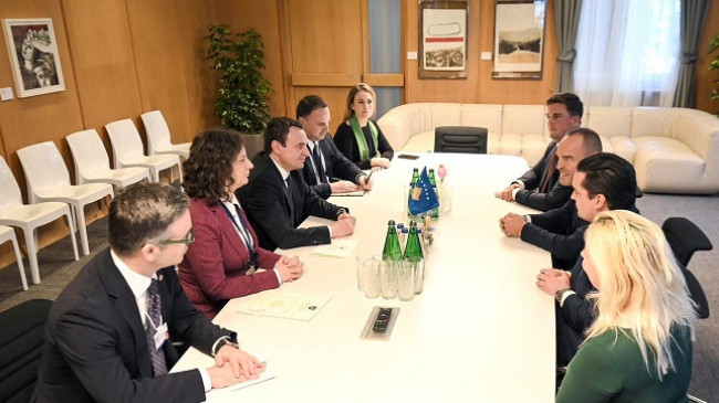 Kurti zhvillon takime me investitorët në Davos: Fokus në energjinë ripërtëritshme
