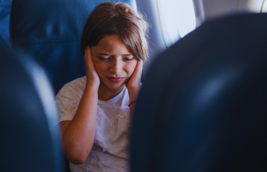 Si ta shmangni dhimbjen dhe zhurmën e veshëve në aeroplan