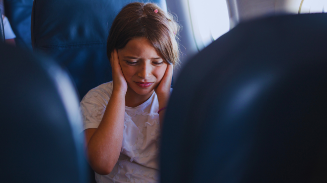 Si ta shmangni dhimbjen dhe zhurmën e veshëve në aeroplan