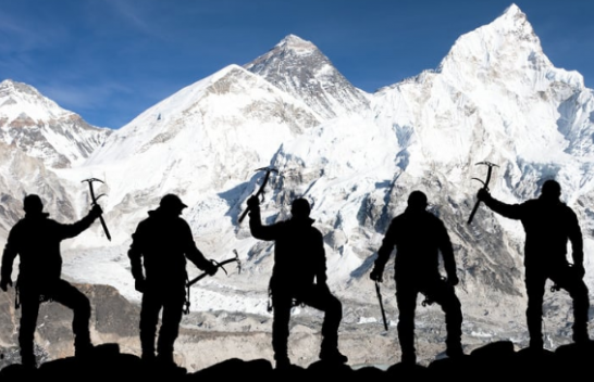 Nepali rrit në mënyrë drastike çmimin e një leje për t'u ngjitur në malin Everest