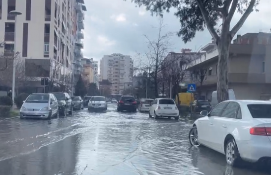 Vlorë, reshjet e shiut përmbytin rrugët e qytetit