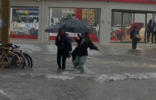 Shi i rrëmbyeshëm në Durrës, rrugët vërshohen nga uji/ VIDEO