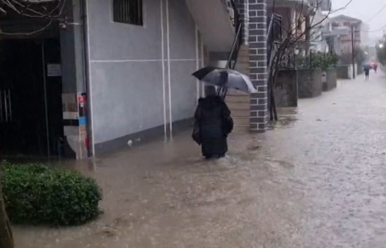 Durrës: Shpëtohen katër fëmijë nga furgoni i shkollës, 40 banesa të përmbytura
