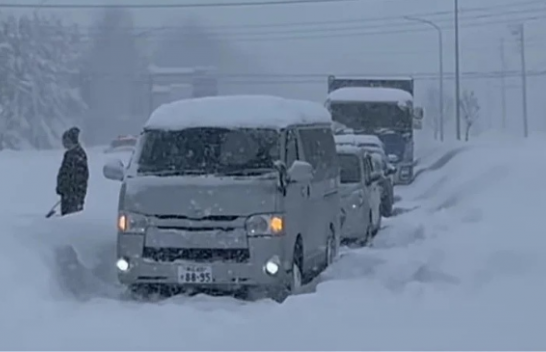 Reshjet rekord të borës në Japoni sjellin probleme: Një metër borë ra në 12 orë, trafiku paralizohet