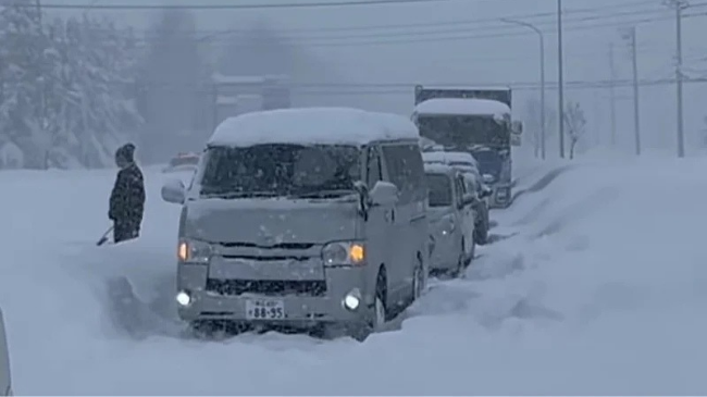 Reshjet rekord të borës në Japoni sjellin probleme: Një metër borë ra në 12 orë, trafiku paralizohet