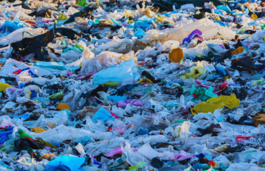 Ndërsa plastika dominon konsumin njerëzor, ekonomia globale do të mbetet e lidhur me lëndët djegëse fosile