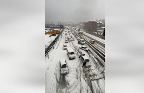 Bora e madhe në Stamboll shkakton kaos në trafik