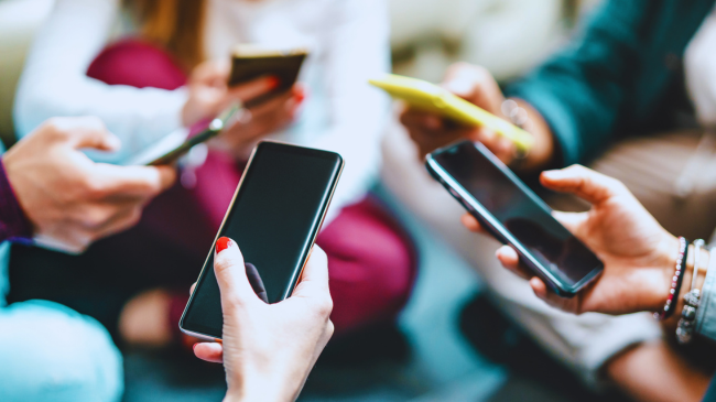 Të varurit nga telefoni shfaqin të njëjtat simptoma të tërheqjes si të varurit nga heroina
