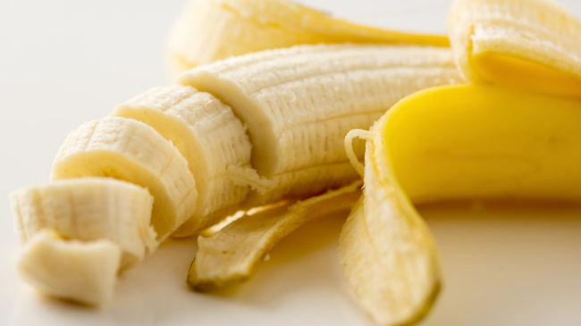 Mos i hiqni fijet e bardha nga bananet! Ja pse janë të dobishme