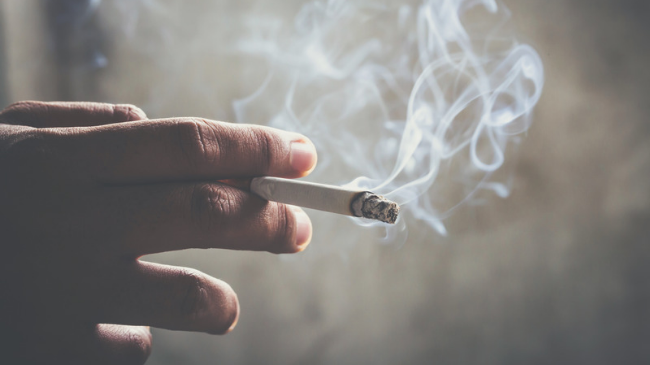 Pirja e duhanit mund të rrisë rrezikun e goditjes në tru tek të rinjtë
