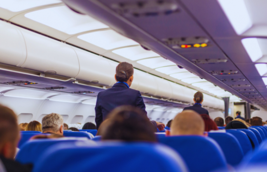 Mos i bëni këto! Pesë gjëra që i bezdisin stjuardesat në aeroplan