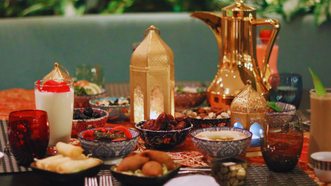 Si të ushqeheni në mënyrë të shëndetshme gjatë iftarit dhe syfyrit?