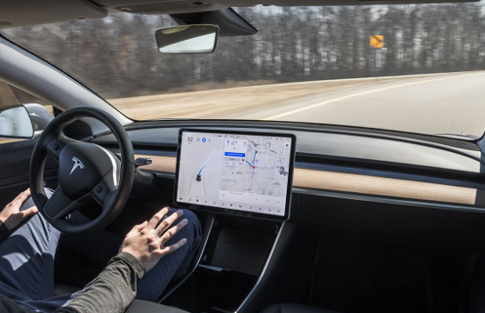 Sistemi vetëdrejtues i Tesla përfundon testimin në Kinë me shtatë gjoba brenda një nate