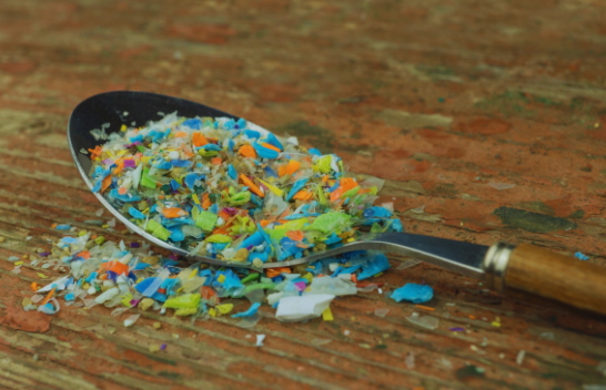 Truri i njeriut përmban një “lugë” mikroplastike, e cila rrit rrezikun e demencës