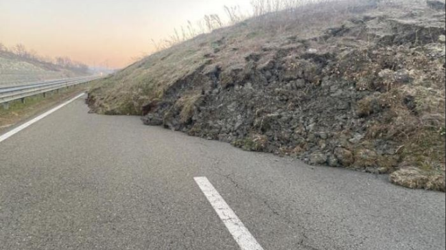 Rrëshqitje dheu në autostradën "Ibrahim Rugova", ndërpritet qarkullimi i automjeteve