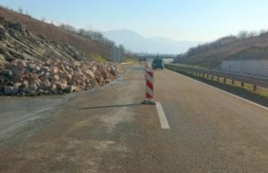 Autostrada Vermicë-Prishtinë e hapur për qarkullim pas rrëshqitjes së dheut