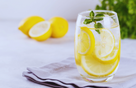 Sa i mirë është uji me limon për të nisur ditën?