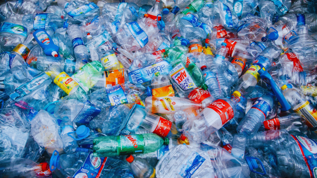 Shifrat tronditëse: Plastika nga prodhuesi kryesor i pijeve ndot detin dhe ujin
