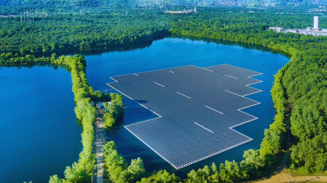 Energjia e rinovueshme shënoi rritje rekord në 2024, e shtyrë nga bumi i energjisë diellore në Kinë