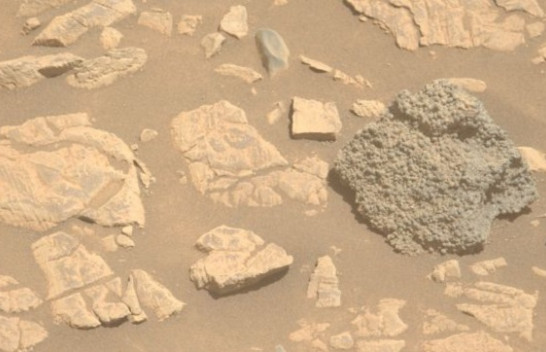 Një gur misterioz u gjet në Mars, krejtësisht i ndryshëm nga gjithçka rreth tij