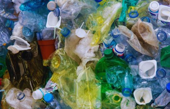 Një zgjidhje për problemin e plastikës? Rrezet radioaktive kundër mbetjeve plastike