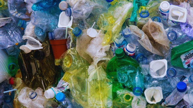 Një zgjidhje për problemin e plastikës? Rrezet radioaktive kundër mbetjeve plastike