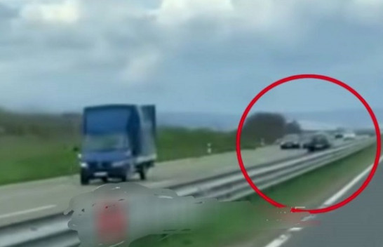 Policia gjobit shoferin që drejtoi veturën në anën e kundërt në autostradë