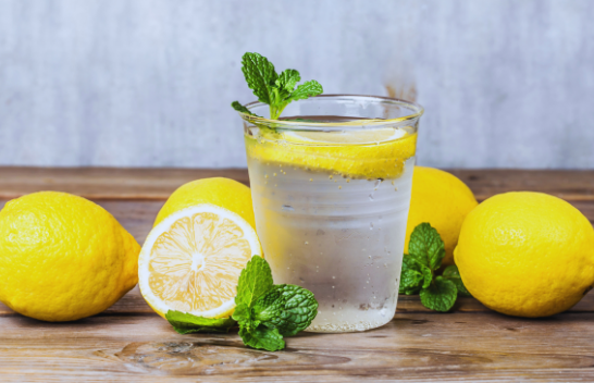 Pse konsumimi i tepërt i limonit është i dëmshëm për stomakun