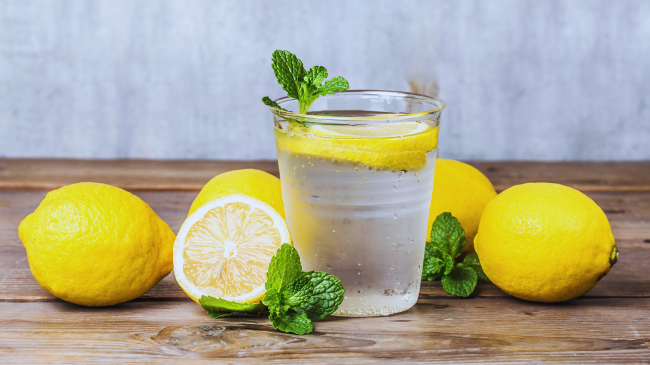 Pse konsumimi i tepërt i limonit është i dëmshëm për stomakun