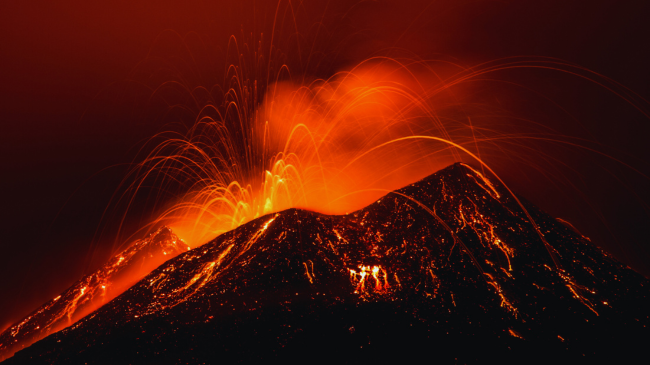Vullkani i malit Etna në Itali nxjerr hi dhe llavë përsëri