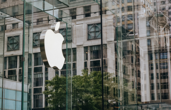 Apple nuk është më kompania më e vlefshme në botë dhe është interesante se çfarë po ndodh në dyqanet e tyre