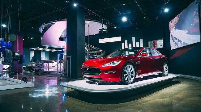Shitjet e Tesla-s bien globalisht, por kërkesa rritet në Ukrainë