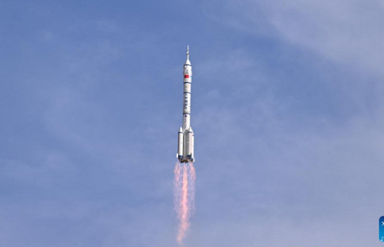 Raketa kineze ngjitet në qiell me tre astronautë në bord