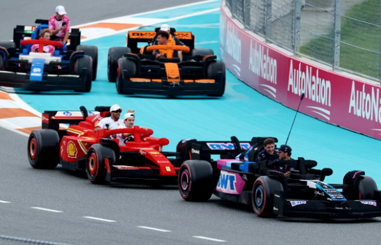 Pilotët e Formula 1 bëjnë xhiro me makina Lego në Miami