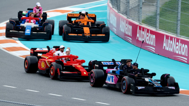 Pilotët e Formula 1 bëjnë xhiro me makina Lego në Miami