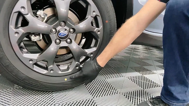 Çfarë duhet të dini për pikat e kuqe dhe të verdha në gomat tuaja