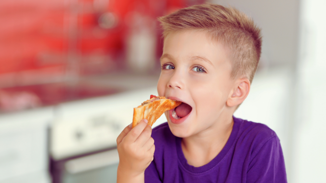 Studim: Fëmijët që përtypin pak ushqimin janë më të prirur ndaj obezitetit