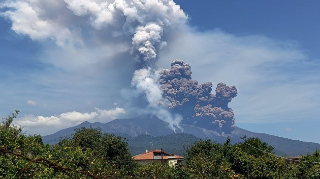 Shpërthim spektakolar i Etna-s: Vullkani nxjerrë hi dhe lavë