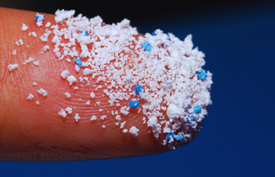 Pijet në shishe qelqi përmbajnë më shumë mikroplastikë sesa ato në plastikë