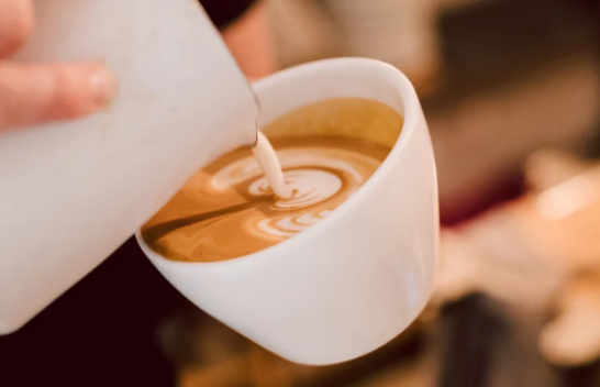 A është mirë të pini kafe gjatë verës? Ja çfarë duhet të dini